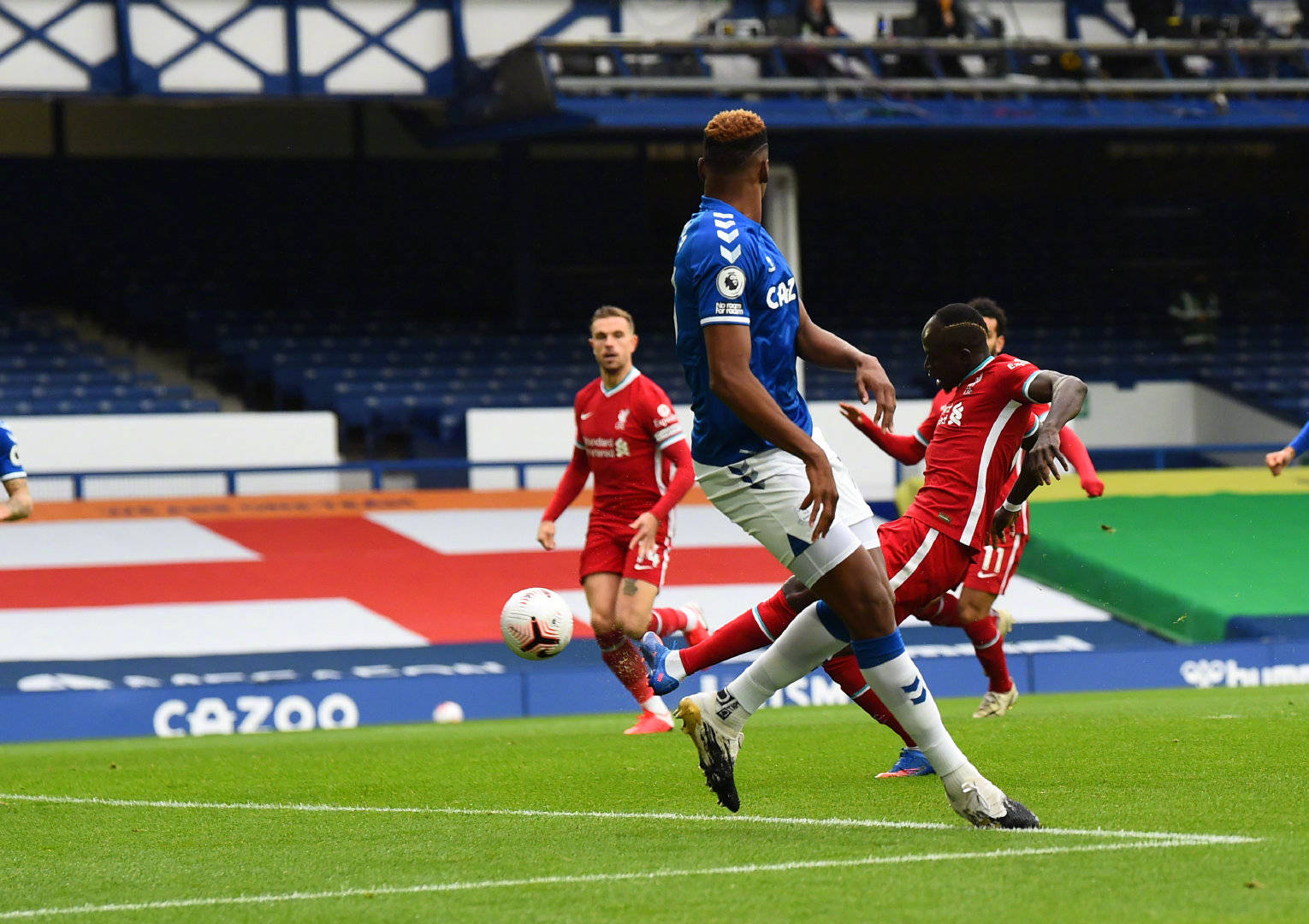 显得更加 显得更加